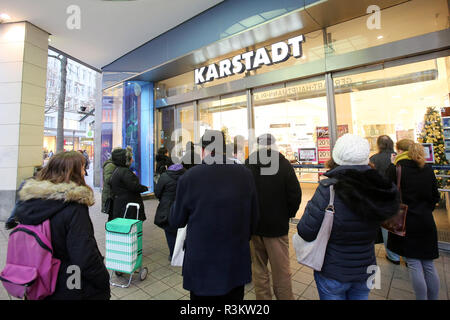 Amburgo, Germania. 23 Nov, 2018. Sul Venerdì nero giorno sconto, i clienti ad Amburgo del centro della città sono in attesa di ammissione al Karstadt. Secondo le stime dell'Handelsverband Deutschland (HDE), Venerdì nero e Cyber lunedì trascorreranno circa 2,4 miliardi di euro sugli acquisti in battaglie di sconto per numerose offerte speciali. Credito: Bodo segna/dpa/Alamy Live News Foto Stock