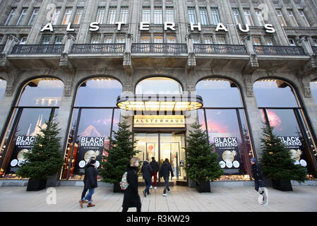 Amburgo, Germania. 23 Nov, 2018. Sul Venerdì nero giorno sconto, i clienti vai alla Alsterhaus department store nel centro di Amburgo. Secondo le stime dell'Handelsverband Deutschland (HDE), Venerdì nero e Cyber lunedì trascorreranno circa 2,4 miliardi di euro sugli acquisti in battaglie di sconto per numerose offerte speciali. Credito: Bodo segna/dpa/Alamy Live News Foto Stock