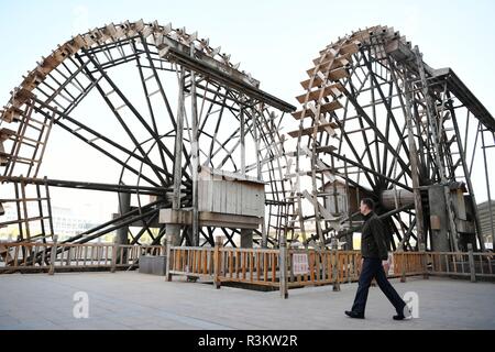 (181123) -- LANZHOU, nov. 23, 2018 (Xinhua) -- Stephan Mueller passeggiate in un parco a Lanzhou, capitale della Cina nord-occidentale della provincia di Gansu, Ottobre 23, 2018. Stephan, 48, è venuto in Cina per lavorare come un espatriato dalla Germania nel 2006, e 4 anni più tardi egli aveva la sua propria casa in Cina dopo che si è sposato con una moglie cinese. Negli anni successivi, ha viaggiato in Cina con sua moglie, reso più amici e imparato di più circa la società cinese. (Xinhua/Chen Bin) (clq) Foto Stock