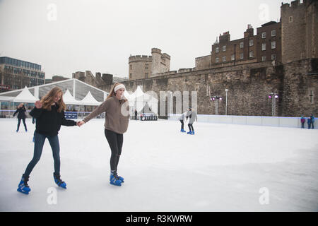 Londra REGNO UNITO. Il 23 novembre 2018. I pattinatori prendere per il ghiaccio presso la Torre di Londra il pattinaggio su ghiaccio che ha aperto al pubblico dal 23 novembre fino al 6 Gen 2019 Credit: amer ghazzal/Alamy Live News Foto Stock