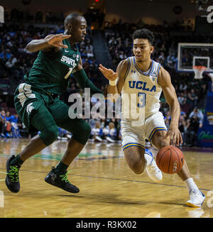 Nov 22 2018 Las Vegas NV, U.S.A. UCLA guard Jules Bernard (3) Impostare il gioco durante il NCAA di pallacanestro degli uomini di pneumatici Continental Las Vegas Invitational tra UCLA Bruins e il Michigan State Spartans 67-87 persa in Orleans Arena Las Vegas NV. Thurman James / CSM Foto Stock