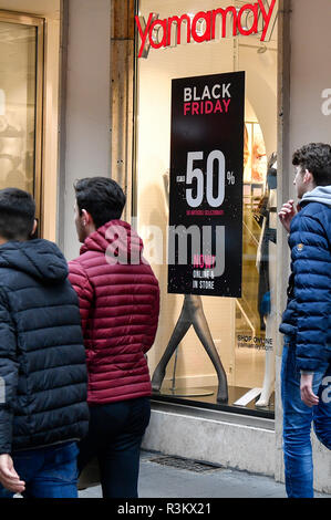 Foto di Fabrizio Corradetti / LaPresse 23 novembre 2018 Roma (Italia) Cronaca Venerdì nero Via del Corso Nella foto: Vetrine a via del Corso Foto Stock