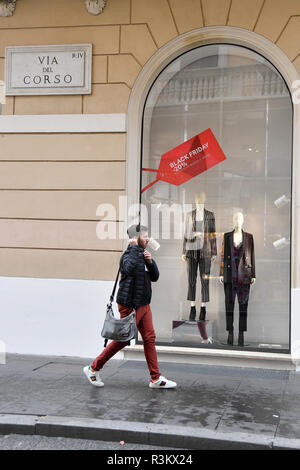 Foto di Fabrizio Corradetti / LaPresse 23 novembre 2018 Roma (Italia) Cronaca Venerdì nero Via del Corso Nella foto: Vetrine a via del Corso Foto Stock