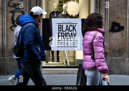 Foto di Fabrizio Corradetti / LaPresse 23 novembre 2018 Roma (Italia) Cronaca Venerdì nero Via del Corso Nella foto: Vetrine a via del Corso Foto Stock