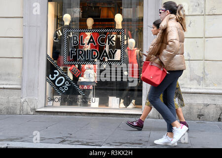 Foto di Fabrizio Corradetti / LaPresse 23 novembre 2018 Roma (Italia) Cronaca Venerdì nero Via del Corso Nella foto: Vetrine a via del Corso Foto Stock