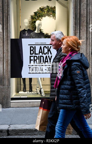 Foto di Fabrizio Corradetti / LaPresse 23 novembre 2018 Roma (Italia) Cronaca Venerdì nero Via del Corso Nella foto: Vetrine a via del Corso Foto Stock