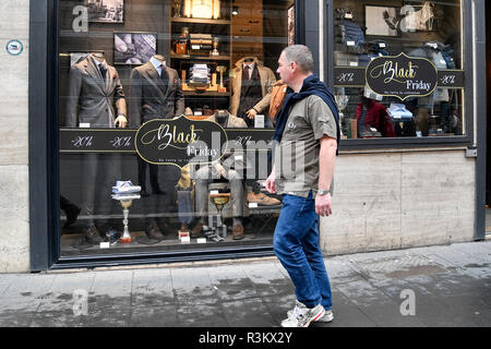 Foto di Fabrizio Corradetti / LaPresse 23 novembre 2018 Roma (Italia) Cronaca Venerdì nero Via del Corso Nella foto: Vetrine a via del Corso Foto Stock