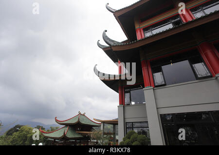 Novembre 22, 2018 - Bogor, West Java, Indonesia - Vista del Panda indonesiano edificio del castello presso la Taman Safari Indonesia..due Panda Gigante, Cai Tao (M) e Hu Chun (F) vengono trovati e può essere visto dal pubblico all'indonesiano Panda Castello, Taman Safari Indonesia. Cai Tao (maschio) e Hu Chen (femmina) sono arrivati in Indonesia alla fine del mese di settembre 2017 da Chengdu in Cina. (Credito Immagine: © Adriana Adinandra/SOPA immagini via ZUMA filo) Foto Stock