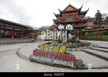 Novembre 22, 2018 - Bogor, West Java, Indonesia - Due panda sculture visibili sulla parte anteriore del Panda indonesiano edificio del castello presso la Taman Safari Indonesia..due Panda Gigante, Cai Tao (M) e Hu Chun (F) vengono trovati e può essere visto dal pubblico all'indonesiano Panda Castello, Taman Safari Indonesia. Cai Tao (maschio) e Hu Chen (femmina) sono arrivati in Indonesia alla fine del mese di settembre 2017 da Chengdu in Cina. (Credito Immagine: © Adriana Adinandra/SOPA immagini via ZUMA filo) Foto Stock