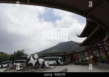 Novembre 22, 2018 - Bogor, West Java, Indonesia - Due panda sculture visibili sulla parte anteriore del Panda indonesiano edificio del castello presso la Taman Safari Indonesia..due Panda Gigante, Cai Tao (M) e Hu Chun (F) vengono trovati e può essere visto dal pubblico all'indonesiano Panda Castello, Taman Safari Indonesia. Cai Tao (maschio) e Hu Chen (femmina) sono arrivati in Indonesia alla fine del mese di settembre 2017 da Chengdu in Cina. (Credito Immagine: © Adriana Adinandra/SOPA immagini via ZUMA filo) Foto Stock