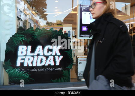 Salonicco, Grecia, Novembre 23rd, 2018. Una donna cammina davanti a un negozio durante il Black Friday. Venerdì nero shopping è stata per lungo tempo un post-tradizione del ringraziamento negli Stati Uniti, ma in Grecia è un importato di recente tradizione, e questo anno dettaglianti greci hanno esteso in "nero settimana". Credito : Orhan Tsolak / Alamy Live News Foto Stock