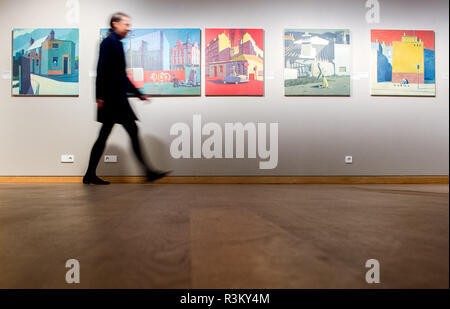 Hannover, Germania. 23 Nov, 2018. Una donna passa diverse opere d'Arte in fiera "Bernd Pfarr - Die wilde Schönheit der Auslegeware'. Dal 24 novembre 2018 al 17 febbraio 2019 il museo sarà che mostra le due nuove mostre "Bernd Pfarr - Die wilde Schönheit der Auslegeware' e 'Alles Liebe?! Di lussuria, vizi e passione". Credito: Hauke-Christian Dittrich/dpa/Alamy Live News Foto Stock