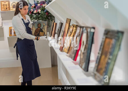 Londra, Regno Unito. 23 Nov 2018. Una grande raccolta di icone religiose - un'anteprima di Arte Russa settimana - da Sotheby's New Bond Street, Londra. Credito: Guy Bell/Alamy Live News Foto Stock