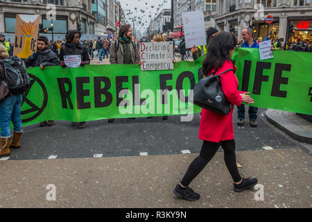 Londra, Regno Unito. 23 ott 2018. Il nodo stradale a Oxford Circus è bloccato per un paio di minuti in un tempo come il Black friday shoppers ottenere su con i loro acquisti. La Ribellione di estinzione - co ospitato da salendo, 'ribelle contro il governo britannico per Inazione penale a fronte del cambiamento climatico catastrofe e il collasso ecologico". Una protesta che coinvolge strade di bloccaggio in tutta Londra per brevi periodi di tempo. Credito: Guy Bell/Alamy Live News Foto Stock