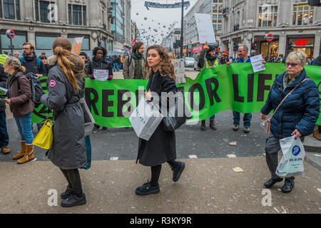 Londra, Regno Unito. 23 ott 2018. Il nodo stradale a Oxford Circus è bloccato per un paio di minuti in un tempo come il Black friday shoppers ottenere su con i loro acquisti. La Ribellione di estinzione - co ospitato da salendo, 'ribelle contro il governo britannico per Inazione penale a fronte del cambiamento climatico catastrofe e il collasso ecologico". Una protesta che coinvolge strade di bloccaggio in tutta Londra per brevi periodi di tempo. Credito: Guy Bell/Alamy Live News Foto Stock