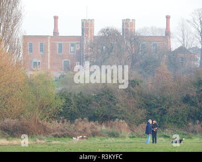 Eastchurch, Kent, Regno Unito. 23 Nov, 2018. Shurland storico Hall di Eastchurch, Kent è stato messo in vendita al prezzo di £ 2,5m con agenti Belle & Country che lo descrivono come un 'rara opportunità di acquisire una delle regioni, se non regni uniti migliori case". Il XVI secolo Gatehouse giocato host di Enrico VIII e di Anna Bolena nel mese di ottobre 1532. Le rovine sono state ri-costruito dalla Spitalfields fiducia nel 2006 con una sovvenzione da Inghilterra e del patrimonio di beni architettonici fondo. Elencato Grade II* e pianificata antico monumento. Credito: James Bell/Alamy Live News Foto Stock