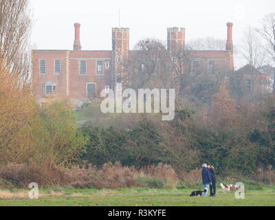 Eastchurch, Kent, Regno Unito. 23 Nov, 2018. Shurland storico Hall di Eastchurch, Kent è stato messo in vendita al prezzo di £ 2,5m con agenti Belle & Country che lo descrivono come un 'rara opportunità di acquisire una delle regioni, se non regni uniti migliori case". Il XVI secolo Gatehouse giocato host di Enrico VIII e di Anna Bolena nel mese di ottobre 1532. Le rovine sono state ri-costruito dalla Spitalfields fiducia nel 2006 con una sovvenzione da Inghilterra e del patrimonio di beni architettonici fondo. Elencato Grade II* e pianificata antico monumento. Credito: James Bell/Alamy Live News Foto Stock