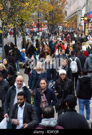 Oxford Street, Londra, Regno Unito. Il 23 novembre 2018. Dal pomeriggio Oxford Street ha riempito con il Black Friday shoppers. Credito: Matteo Chattle/Alamy Live News Foto Stock