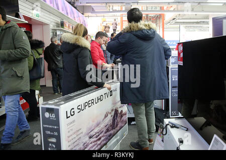 Amburgo, Germania. 23 Nov, 2018. Sul "Venerdì Nero' giorno sconto in un Media Markt store i clienti in coda fino al checkout contatori. Secondo le stime dell'Handelsverband Deutschland (HDE), lo sconto battaglie "Venerdì Nero' e 'Cyber lunedì" impiegherà circa 2,4 miliardi di euro sugli acquisti in numerose offerte speciali. Credito: Bodo segna/dpa/Alamy Live News Foto Stock