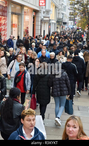Oxford Street, Londra, Regno Unito. Il 23 novembre 2018. Dal pomeriggio Oxford Street ha riempito con il Black Friday shoppers. Credito: Matteo Chattle/Alamy Live News Foto Stock