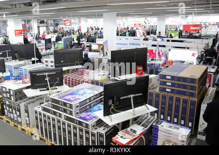 Amburgo, Germania. 23 Nov, 2018. 'Rosso Venerdì' è scritto su un adesivo in un Media Markt store ad Amburgo il giorno sconto Venerdì nero. Secondo le stime dell'Handelsverband Deutschland (HDE), lo sconto battaglie "Venerdì Nero' e 'Cyber lunedì" impiegherà circa 2,4 miliardi di euro sugli acquisti in numerose offerte speciali. Credito: Bodo segna/dpa/Alamy Live News Foto Stock