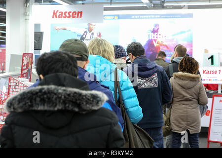 Amburgo, Germania. 23 Nov, 2018. 'Rosso Venerdì' è scritto su un adesivo in un Media Markt store ad Amburgo il giorno sconto Venerdì nero. Secondo le stime dell'Handelsverband Deutschland (HDE), lo sconto battaglie "Venerdì Nero' e 'Cyber lunedì" impiegherà circa 2,4 miliardi di euro sugli acquisti in numerose offerte speciali. Credito: Bodo segna/dpa/Alamy Live News Foto Stock