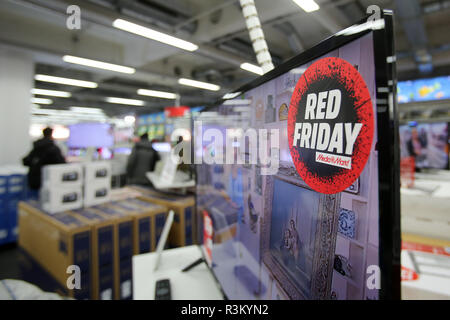 Amburgo, Germania. 23 Nov, 2018. 'Rosso Venerdì' è scritto su un adesivo in un Media Markt store ad Amburgo il giorno sconto Venerdì nero. Secondo le stime dell'Handelsverband Deutschland (HDE), lo sconto battaglie "Venerdì Nero' e 'Cyber lunedì" impiegherà circa 2,4 miliardi di euro sugli acquisti in numerose offerte speciali. Credito: Bodo segna/dpa/Alamy Live News Foto Stock