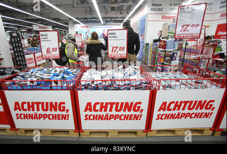 Amburgo, Germania. 23 Nov, 2018. "L'attenzione affare" è il giorno di sconto "Venerdì Nero" su scatole con offerte speciali in un Media Markt. Secondo le stime dell'Handelsverband Deutschland (HDE), lo sconto battaglie "Venerdì Nero' e 'Cyber lunedì" impiegherà circa 2,4 miliardi di euro sugli acquisti in numerose offerte speciali. Credito: Bodo segna/dpa/Alamy Live News Foto Stock