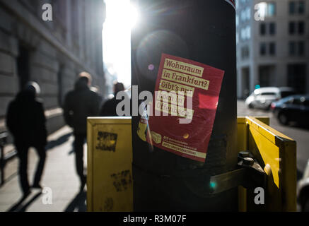 23 novembre 2018, Assia, Frankfurt/Main: un adesivo su un palo lanterna annuncia lo spazio vivente nella vicina città di Offenbach. Conveniente spazio vivente è molto scarso nella metropoli. Foto: Andreas Arnold/dpa Foto Stock