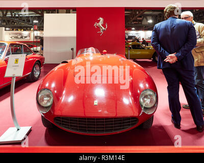 Milano Lombardia Italia - Il 23 novembre , 2018 - Ferrari 750 Monza dal 1955 in Autoclassica Milano 2018 edition presso la Fiera di Milano Rho Credito: Armando Borges/Alamy Live News Foto Stock