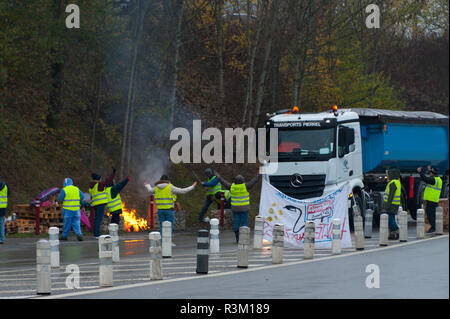 Alby sur Chéran, Auvergne-Rhône-Alpes, Francia. 23 Novembre, 2018. Gli attivisti del 'Gilet Jaune" protesta nazionale movimento prendere parte all'operazione "Paiement gratuit" (superstrada) in corrispondenza di una uscita di autostrada A41 nei pressi di Alby sur Chéran nel Auvergne-Rhône-Alpes regione della Francia. Il 'Gilet Jaune" si tratta di una campagna contro la tassazione opprimente, in particolare motoring tasse sul carburante ecc. Credito: Graham M. Lawrence/Alamy Live News Foto Stock