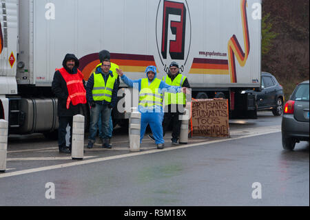 Alby sur Chéran, Auvergne-Rhône-Alpes, Francia. 23 Novembre, 2018. Gli attivisti del 'Gilet Jaune" protesta nazionale movimento prendere parte all'operazione "Peage gratuit" (superstrada) in corrispondenza di una uscita di autostrada A41 nei pressi di Alby sur Chéran nel Auvergne-Rhône-Alpes regione della Francia. Il 'Gilet Jaune" si tratta di una campagna contro la tassazione opprimente, in particolare motoring tasse sul carburante ecc. Credito: Graham M. Lawrence/Alamy Live News Foto Stock