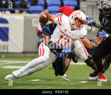 Novembre 23, 2018: Houston quarterback, CLAYTON TUNE (13), è portato a terra da Memphis Tigers linebacker, JJ RUSSELL (23), durante la divisione NCAA ho partita di calcio tra l'Università di Houston Cougars e il Memphis Tigers a Liberty Bowl Stadium in Memphis, TN. Houston Memphis conduce a metà, 21-17. Kevin Langley/CSM Foto Stock