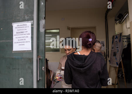 23 novembre 2018, Brasile Sao Paulo: "Vi informiamo che il Dott. med. Mayelin Martinez non funziona più in questo centro Da 21.11.", afferma una nota all'ingresso di una pratica medica in Itaquaquecetuba, Sao Paulo. Dopo la fine del servizio cubano 'More dei medici di programma in Brasile, ha annunciato come un risultato di un conflitto politico, Cuba ha iniziato a ritirarsi oltre 8000 medici e infermieri provenienti dal Brasile e da portare a casa. La regione Itaquaquecetuba contati con circa 18 medici cubani. Secondo fonti brasiliane, i cubani fornite cure mediche a circa 63 milioni di persone, principalmente in remoto e Foto Stock