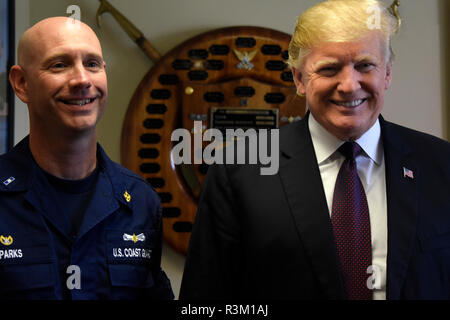 U.S presidente Donald Trump pone con CWO ti Michael scintille, comandante della stazione della Guardia Costiera lago vale la pena di ingresso durante una visita alla stazione per il giorno del Ringraziamento Novembre 22, 2018 in Riviera Beach, Florida. Presidente Trump ha ringraziato la Coast Guard i deputati per il loro servizio e voluto loro un felice giorno del Ringraziamento. Foto Stock