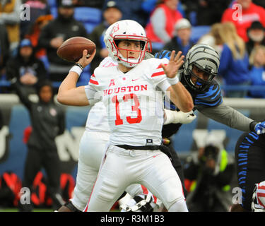 Novembre 23, 2018: Houston quarterback, CLAYTON TUNE (13), scende di nuovo per passare come le tigri di Memphis chiude la difesa in, durante la divisione NCAA ho partita di calcio tra l'Università di Houston Cougars e il Memphis Tigers a Liberty Bowl Stadium in Memphis, TN. Houston Memphis conduce a metà, 21-17. Kevin Langley/CSM Foto Stock