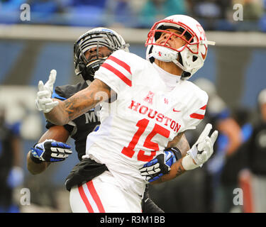 Novembre 23, 2018: Houston wide receiver, RAELON SINGLETON (15), guarda indietro per il pass come le tigri di Memphis difesa cerca di coprire lui, durante la divisione NCAA ho partita di calcio tra l'Università di Houston Cougars e il Memphis Tigers a Liberty Bowl Stadium in Memphis, TN. Houston Memphis conduce a metà, 21-17. Kevin Langley/CSM Foto Stock