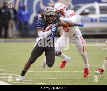 Novembre 23, 2018: Memphis Tigers running back, DARRELL HENDERSON (8), scorre la sfera come angolo di Houston torna, NICK WATKINS (9), tenta di tirare giù lui da dietro durante il NCAA Division I partita di calcio tra l'Università di Houston Cougars e il Memphis Tigers a Liberty Bowl Stadium in Memphis, TN. Houston Memphis conduce a metà, 21-17. Kevin Langley/CSM Foto Stock