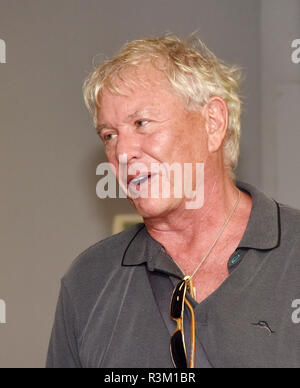 Oscar-nominato attore Tom Berenger chat con U.S. I marinai della marina militare durante il ringraziamento pranzo presso i capi pasticcio alla Naval Air Station Boca Chica campo Novembre 22, 2018 a Key West, Florida. Berenger uniti i marinai nella celebrazione di ringraziamento e ha mostrato il suo grazie per il loro servizio. Foto Stock