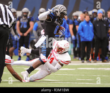 Novembre 23, 2018: angolo di Houston torna, Isaia Johnson (14), ha cercato di tirare giù Memphis Tigers running back, DARRELL HENDERSON (8), durante la divisione NCAA ho partita di calcio tra l'Università di Houston Cougars e il Memphis Tigers a Liberty Bowl Stadium in Memphis, TN. Houston Memphis conduce a metà, 21-17. Kevin Langley/CSM Foto Stock