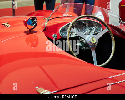 Milano Lombardia Italia - Il 23 novembre , 2018 - Interno della Ferrari 750 Monza 1955 in Autoclassica Milano 2018 edition presso la Fiera di Milano Rho Credito: Armando Borges/Alamy Live News Foto Stock