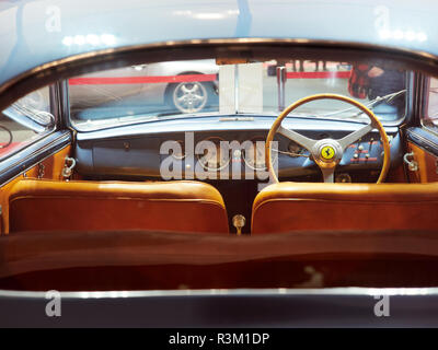 Milano Lombardia Italia - Il 23 novembre , 2018 - vista interna dalla parte posteriore di una Ferrari 166 Inter Aerlux in Autoclassica Milano 2018 edition presso la Fiera di Milano Rho Credito: Armando Borges/Alamy Live News Foto Stock