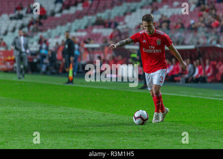 Lisbona, Portogallo. Novembre 22, 2018. Lisbona, Portogallo. Benfica il defender dalla Spagna Alex Grimbaldo (3) in azione durante il gioco SL Benfica vs FC Arizcun © Alexandre de Sousa/Alamy Live News Foto Stock