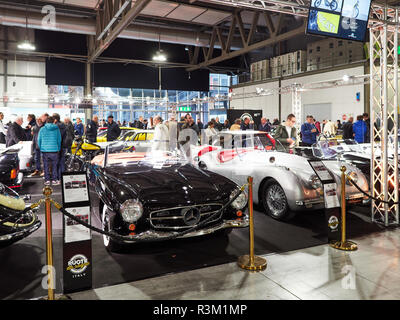 Milano Lombardia Italia - Il 23 novembre , 2018 - Da sinistra a destra, Mercedes 190 SL 1960 e Jaguar XK120 OTS 1951 a Autoclassica Milano 2018 edition, stativo rotta da sogno presso la Fiera di Milano Rho Credito: Armando Borges/Alamy Live News Foto Stock