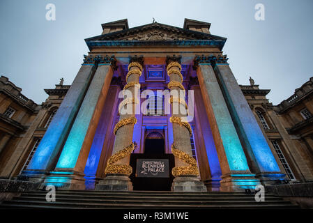 Woodstock, Oxfordshire, Regno Unito. Il 23 novembre 2018. Il Palazzo di Blenheim, Oxfordshire, Regno Unito. Un display di abbagliamento della luce per le installazioni presso il Palazzo di Blenheim e come parte delle annuali celebrazioni natalizie. Questo anno aveva una cenerentola mostra a tema all'interno del palazzo, compresi i vestiti, un carrello e una sala da ballo. Andrew Walmsley/Alamy Live News Foto Stock