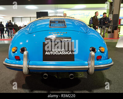 Milano Lombardia Italia - Il 23 novembre , 2018 - Parte posteriore del blu Porsche 1500 con il segno di MILANO AUTOCLASSICA a Autoclassica Milano 2018 edition presso la Fiera di Milano Rho Credito: Armando Borges/Alamy Live News Foto Stock