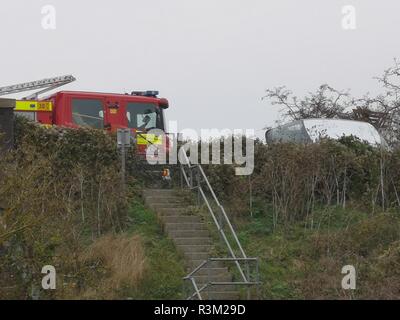 Rochford, Essex, Regno Unito. 23 novembre 2018, Warner bridge , Rochford, Inghilterra; Crash sul Warners Bridge: una Ford Focus la guida Southend legato da Rochford Essex su Warner's bridge Rochford e salì la barriera e ora è incuneato contro il muro. Polizia, ambulanza e fire Crew frequentato ma non vedere eventuali parti danneggiate. Il fanciullo può essere visti essere interrogati dalla polizia ma non ho fatto vedere il risultato. Per fortuna nessuno era sul percorso al momento dell'incidente. Credito: Darren Lindsey/news immagini Foto Stock