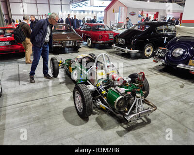 Milano Lombardia Italia - Il 23 novembre , 2018 - Visitatore look out Monoplace Formula 875 Monza a Milano Autoclassica 2018 edition presso la Fiera di Milano Rho Credito: Armando Borges/Alamy Live News Foto Stock