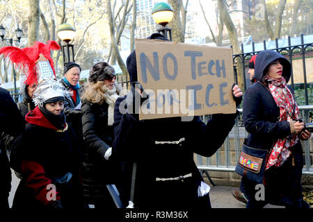 New York, NY, STATI UNITI D'AMERICA. 23 nov 2018. Continua opposizione al rivenditore online Amazon seconda sede (HQ2) nel Long Island City è stata messa in scena il 23 novembre 2018, contro l'on-line gigante retail imminente presenza nella città di New York. Gli attivisti si sono riuniti presso la New York Public Library di Manhattan e hanno marciato al dettagliante bookstore in Herald Square, a cantare i canti natalizi e distribuendo volantini. © 2018 G. Ronald Lopez/DigiPixsAgain.us/AlamyLive News Foto Stock