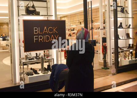 Atene, Grecia. 23 Nov, 2018. Una donna guardando le scarpe visualizzati in un negozio durante il Black Friday.Venerdì nero è iniziata questa mattina come negozio di vendita al dettaglio ha iniziato le vendite compresa tra 20-50 % di sconto. Credito: Ioannis Alexopoulos SOPA/images/ZUMA filo/Alamy Live News Foto Stock